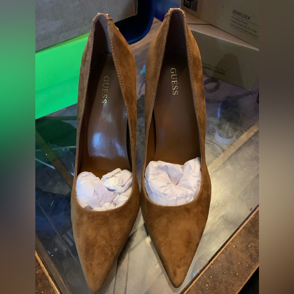 Guess womens Abigail pump